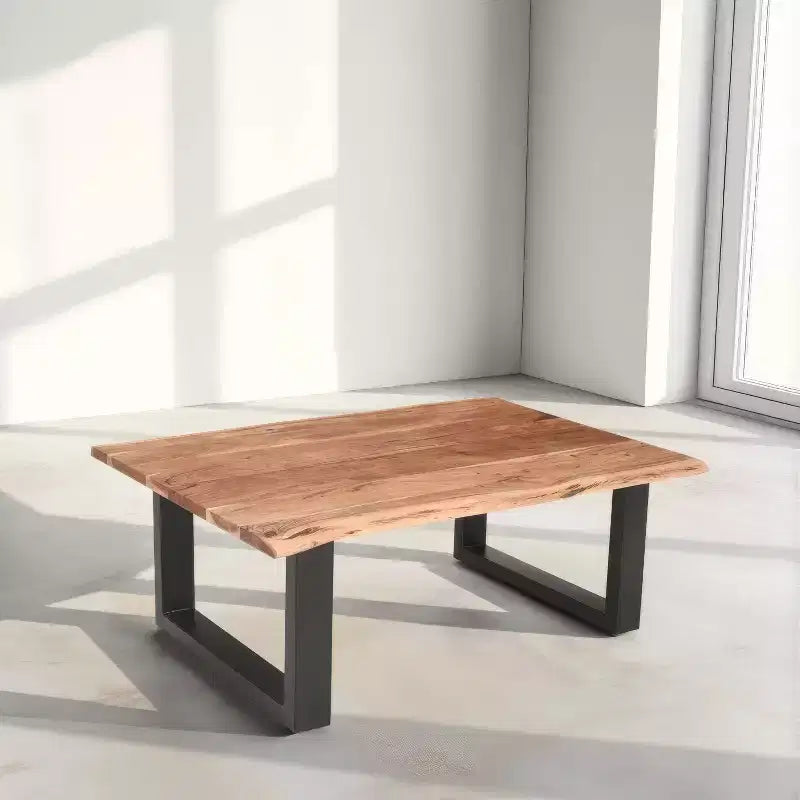 Tavolino da caffè rettangolare in legno di acacia da 45" con bordo vivo e base in metallo nero
