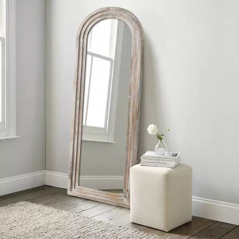 Specchio a figura intera da appoggio con cornice in legno e parte superiore ad arco
