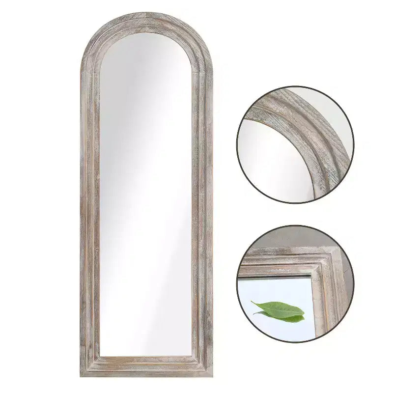 Specchio a figura intera da appoggio con cornice in legno e parte superiore ad arco