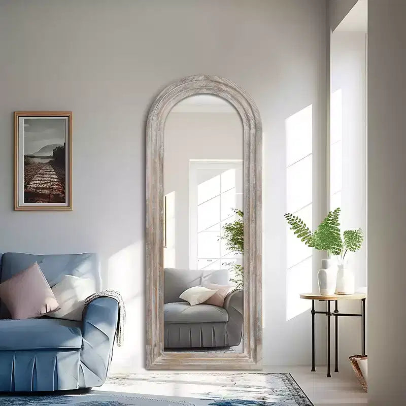 Specchio a figura intera da appoggio con cornice in legno e parte superiore ad arco
