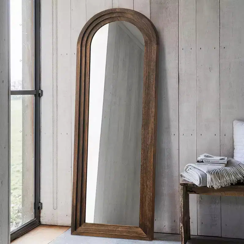 Specchio a figura intera da appoggio con cornice in legno e parte superiore ad arco