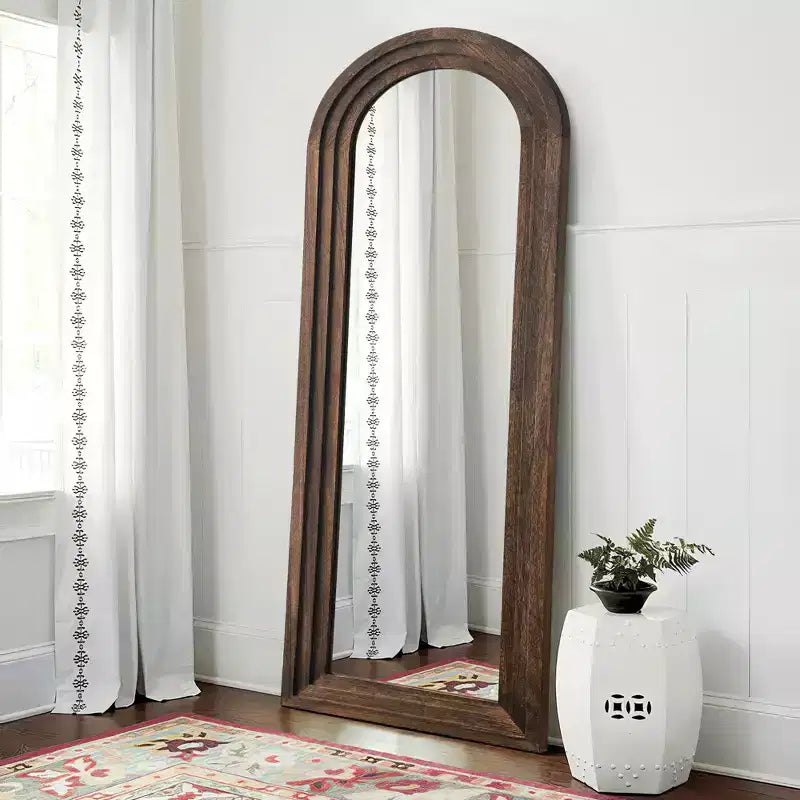 Specchio a figura intera da appoggio con cornice in legno e parte superiore ad arco