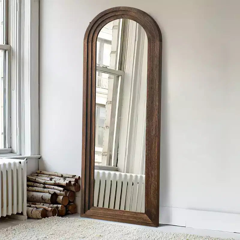 Specchio a figura intera da appoggio con cornice in legno e parte superiore ad arco