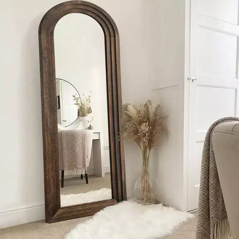 Specchio a figura intera da appoggio con cornice in legno e parte superiore ad arco