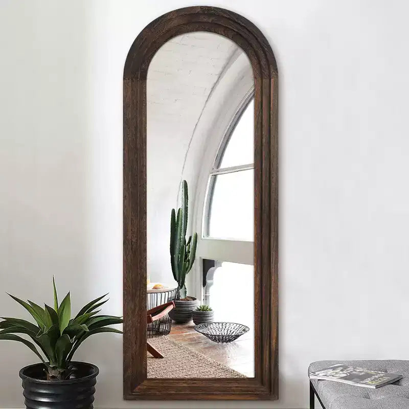 Specchio a figura intera da appoggio con cornice in legno e parte superiore ad arco