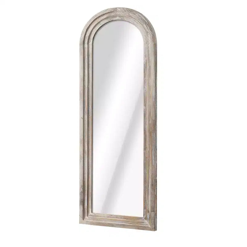 Specchio a figura intera da appoggio con cornice in legno e parte superiore ad arco