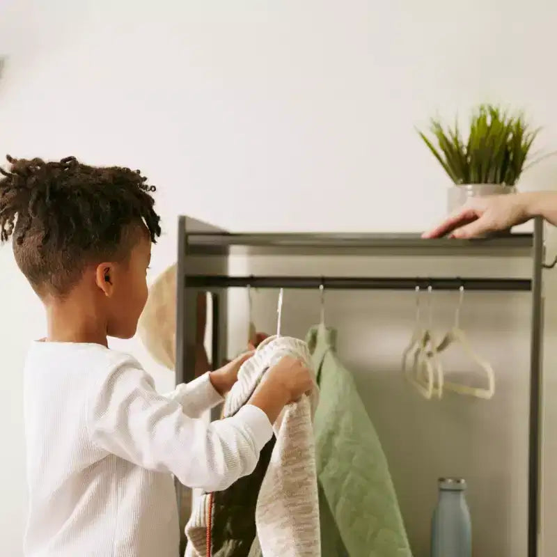 Appendiabiti per bambini con ripiani regolabili e spazio portaoggetti