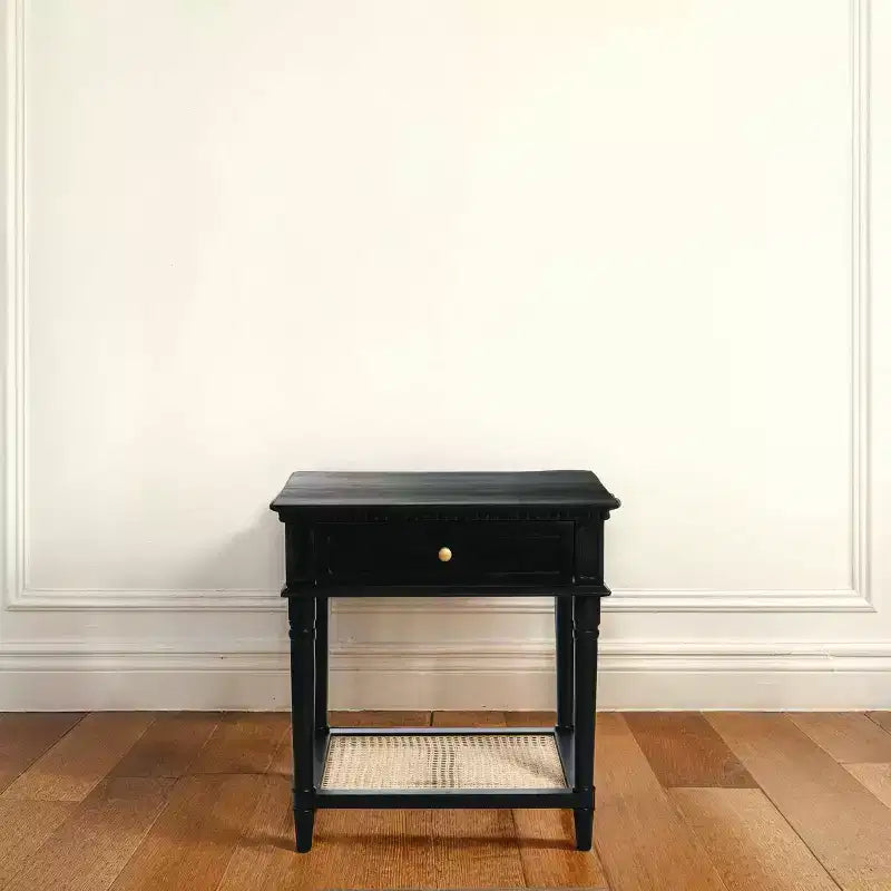 Tavolino quadrato con ripiano in legno di acacia e MDF