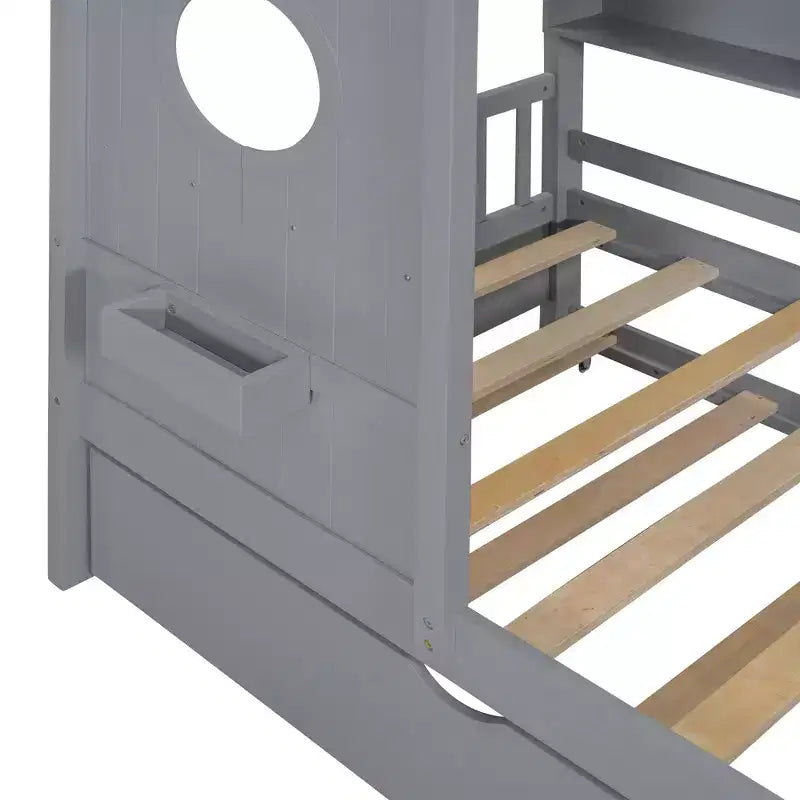 Letto a piattaforma a forma di casetta in legno, una piazza e mezza/matrimoniale, con letto estraibile e ripiano contenitore per bambini