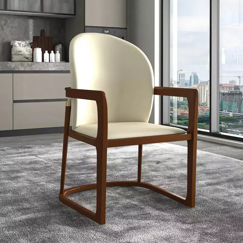 Sedia da pranzo moderna con struttura in legno massello e rivestimento in pelle