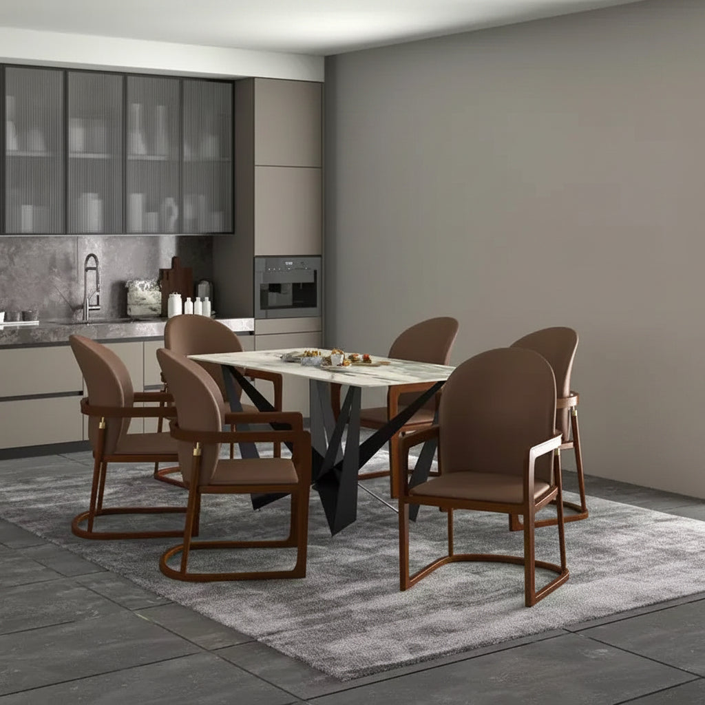 Sedia da pranzo moderna con struttura in legno massello e rivestimento in pelle