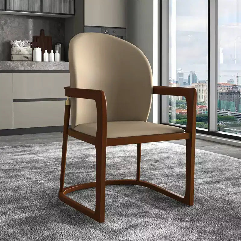 Sedia da pranzo moderna con struttura in legno massello e rivestimento in pelle