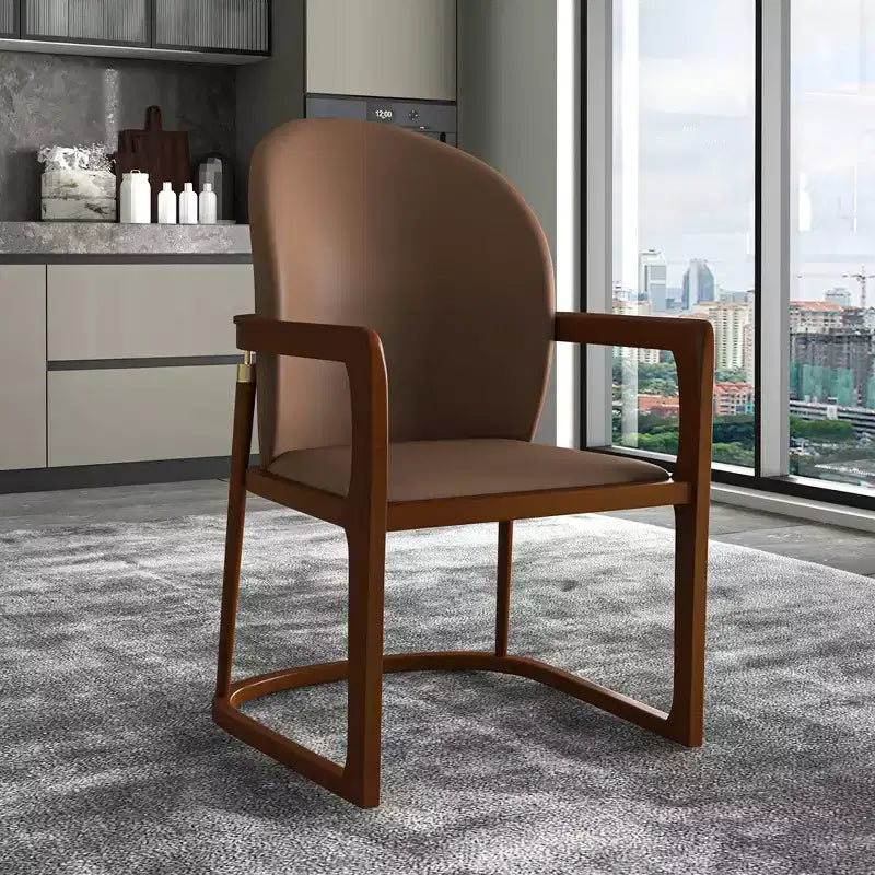 Sedia da pranzo moderna con struttura in legno massello e rivestimento in pelle