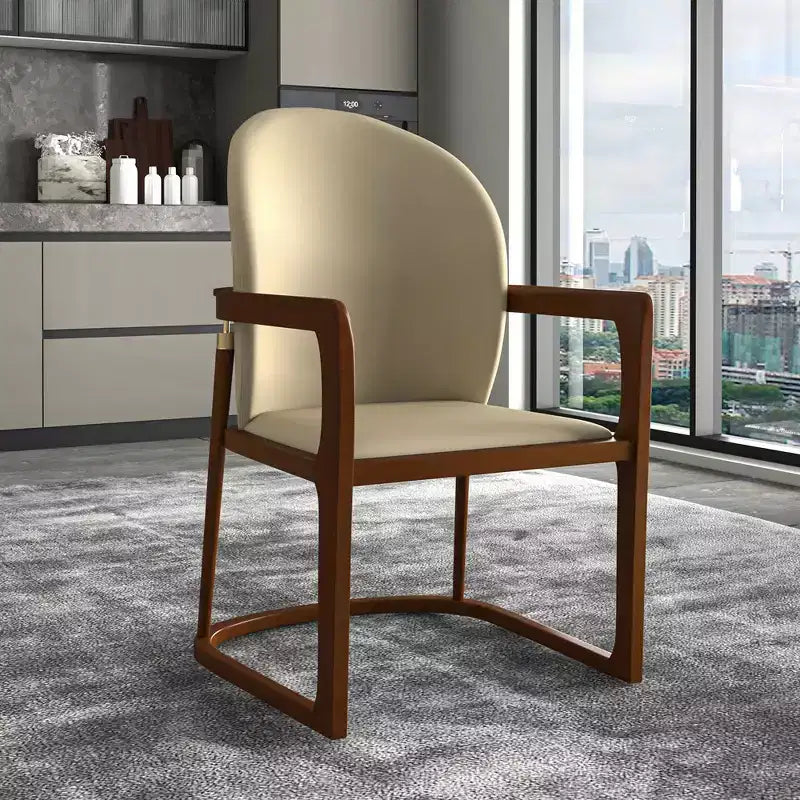 Sedia da pranzo moderna con struttura in legno massello e rivestimento in pelle