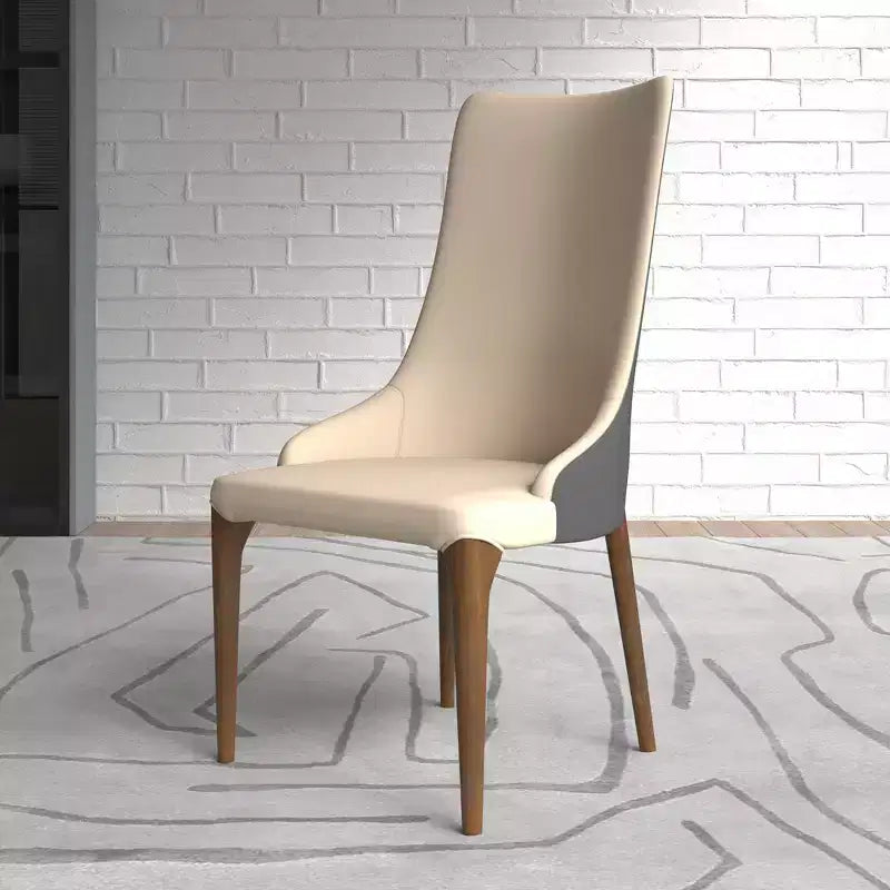 Sedia da pranzo imbottita con schienale alto e gambe in legno di frassino