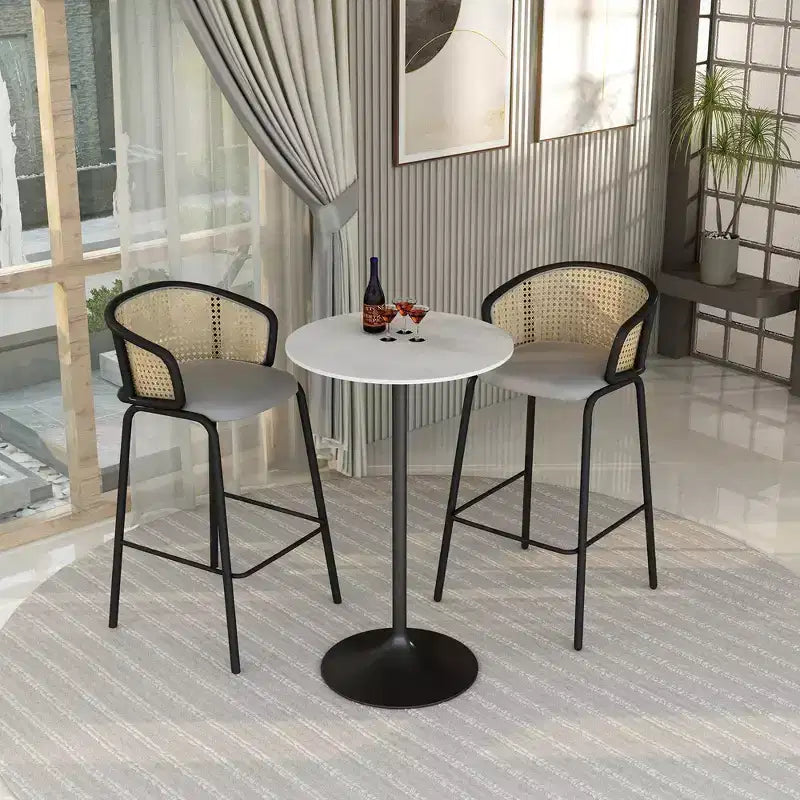 Tavolo da pranzo rotondo alto con piano in resina e base a piedistallo in acciaio